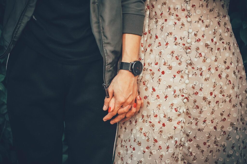カップル旅行で彼女に任せるリスクとは何ですか？