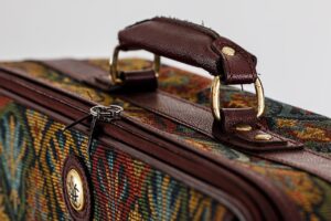 カップル旅行で荷物の量を減らしトラブル防止する方法は？