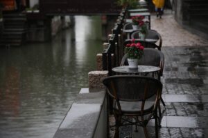 カップル旅行で雨の日でも楽しめる宿のおすすめは？